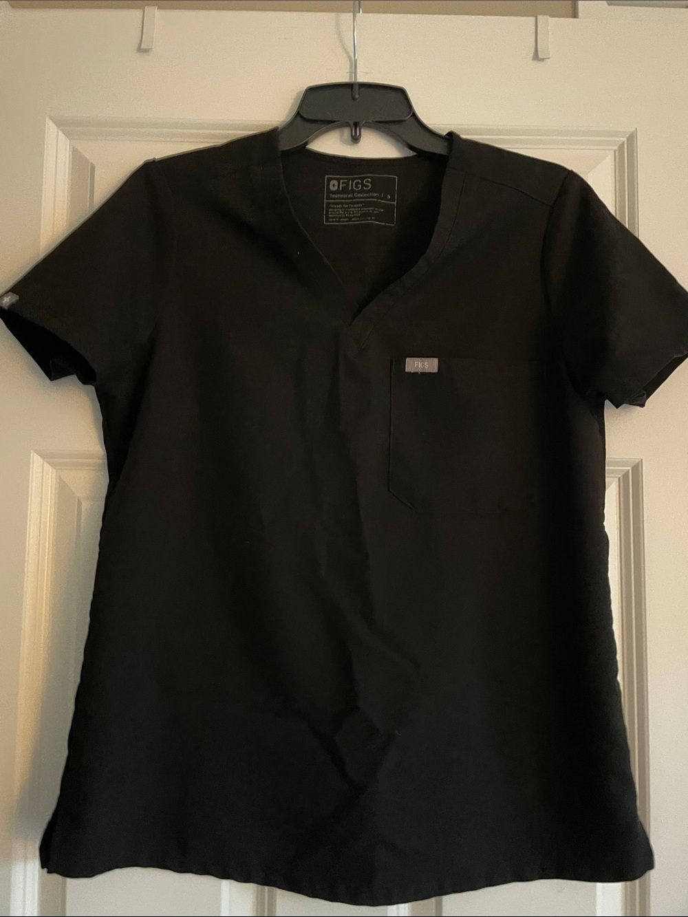 Figs Woman’s Black V-Neck Scrub Top with Chest Pocket -S